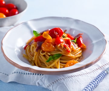 Macarrão com tomatinhos, anchovas e cebola