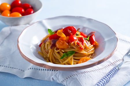 Macarrão com tomatinhos, anchovas e cebola