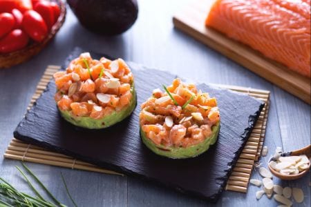 Tartar de salmão com creme de abacate e amêndoas torradas