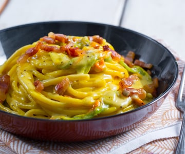 Bucatini com flores de abóbora, guanciale e açafrão