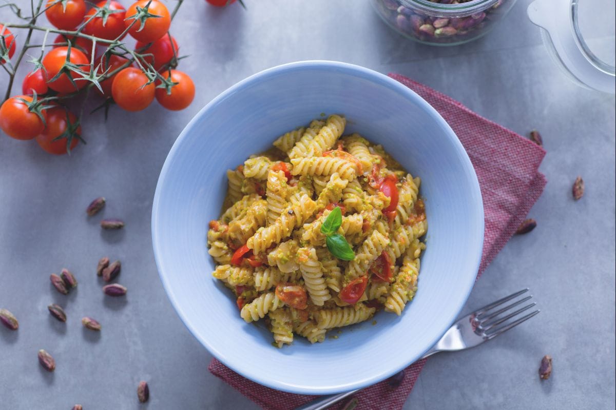 Fusilli com pesto de pistache e tomatinhos