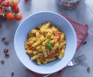 Fusilli com pesto de pistache e tomatinhos