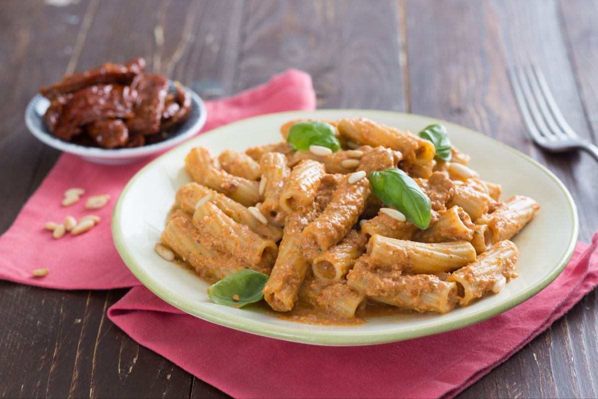 Rigatoni com pesto de tomates secos