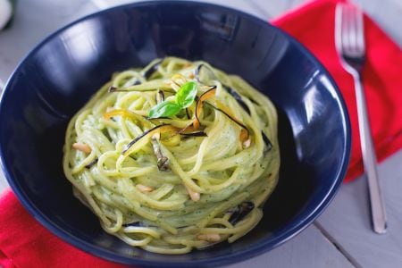 Spaghetti com creme de burrata e berinjela