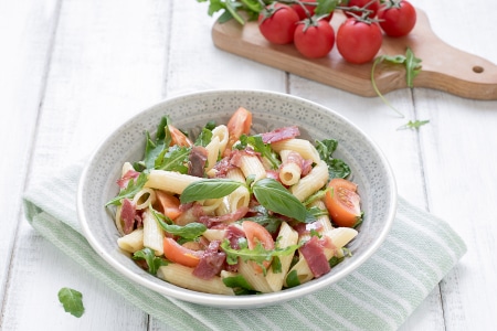 Massa com stracchino, bresaola e tomatinhos