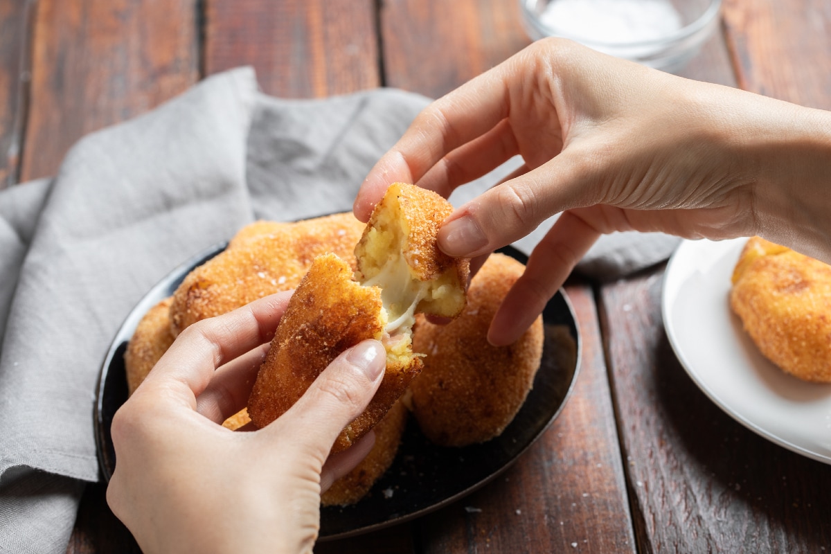 Croquetes de batata com coração derretido de mussarela e presunto