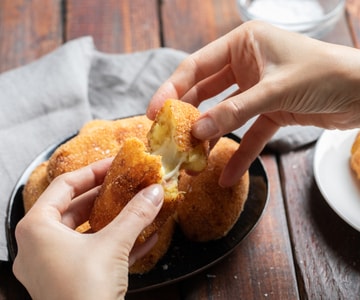 Croquetes de batata com coração derretido de mussarela e presunto