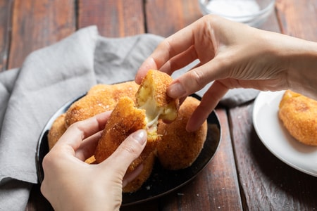 Croquetes de batata com coração derretido de mussarela e presunto