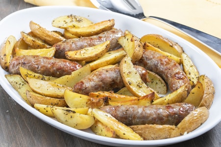 Linguiça e batatas ao forno