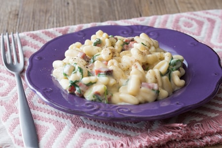 Cavatelli com speck, creme de batata e rúcula