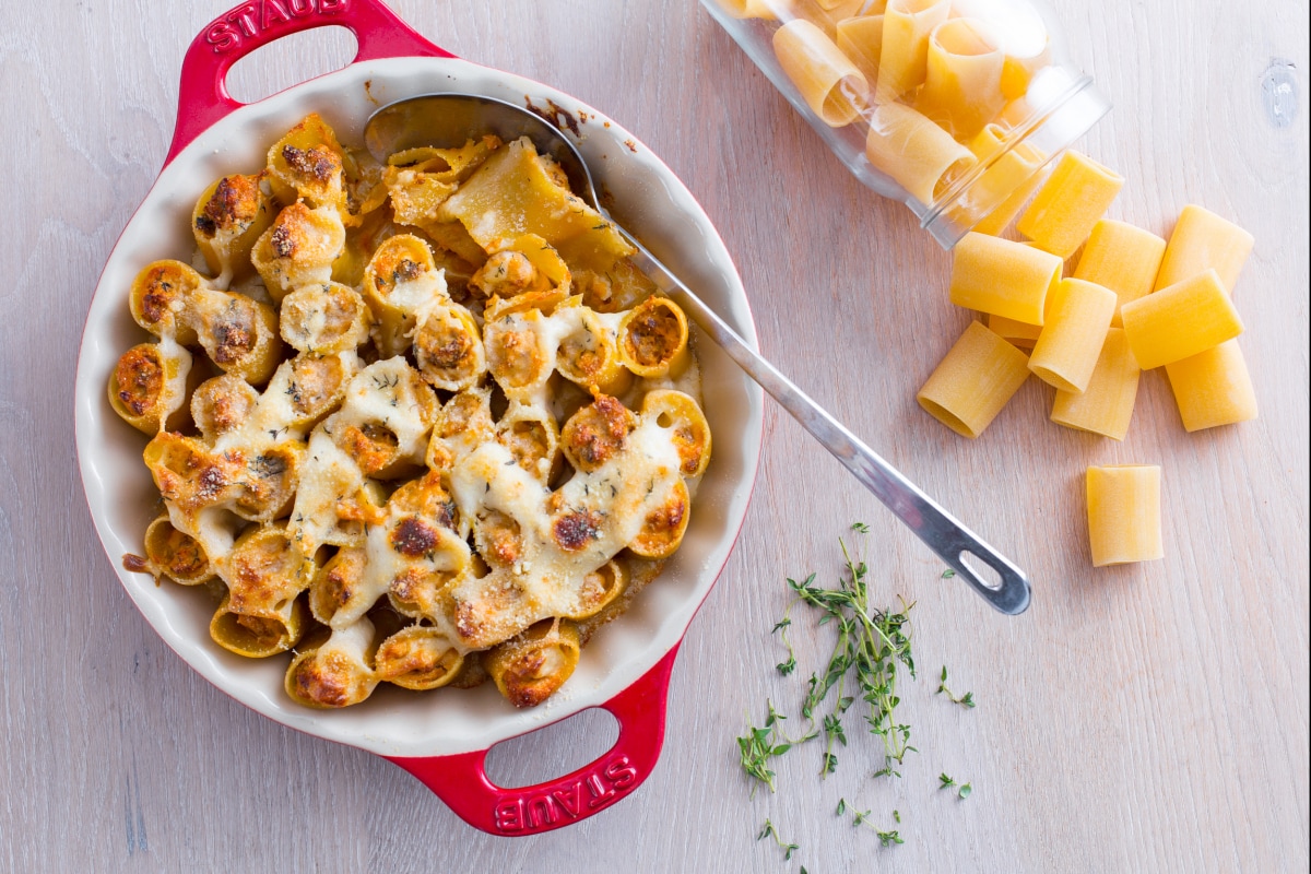 Paccheri recheado com linguiça e cogumelos