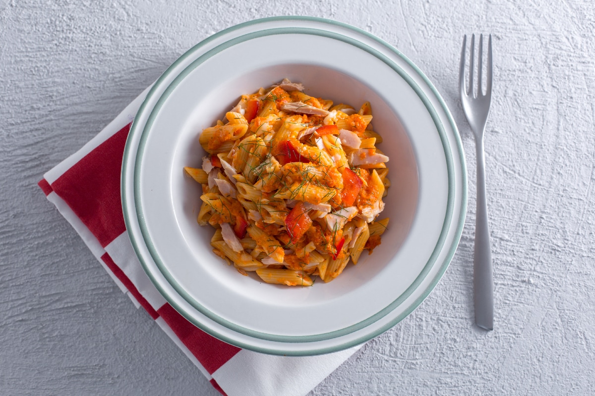 Macarrão com creme de pimentão, caciotta e atum