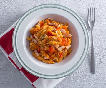 Macarrão com creme de pimentão, caciotta e atum