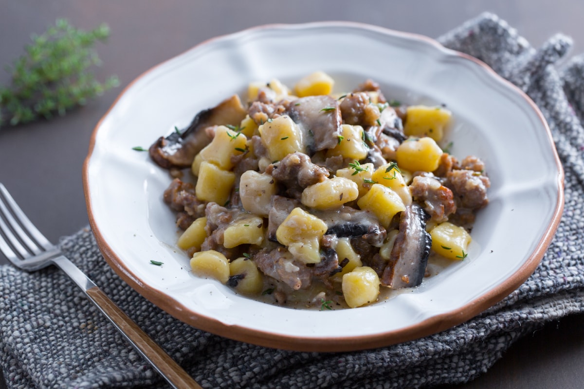 Nhoque de batata com taleggio, cogumelos e linguiça