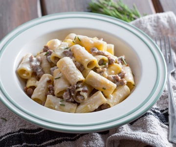 Macarrão com linguiça e taleggio