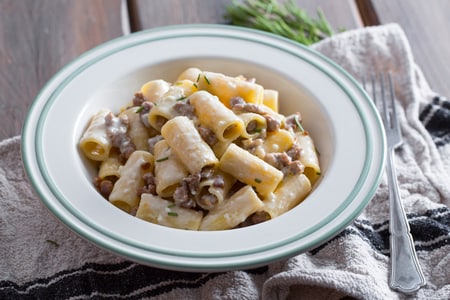 Macarrão com linguiça e taleggio