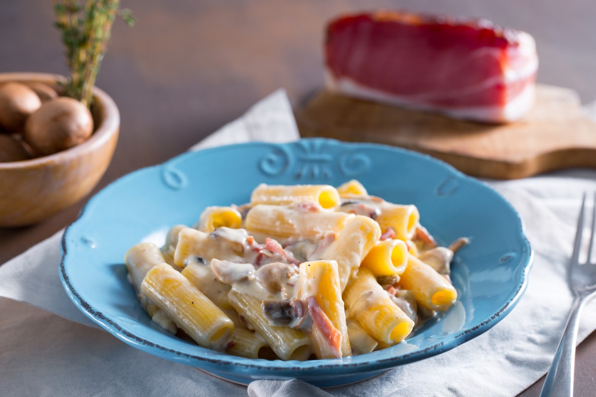 Macarrão cremoso com cogumelos, speck e brie