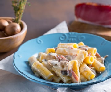 Macarrão cremoso com cogumelos, speck e brie