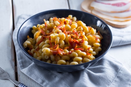 Massa com creme de grão-de-bico e guanciale