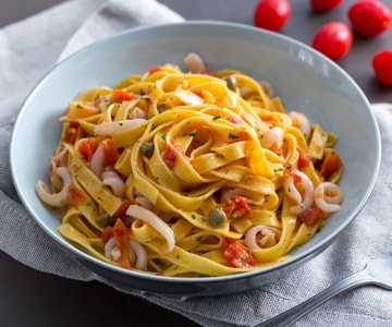 Tagliatelle com lulas e tomatinhos