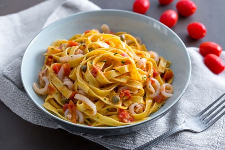 Tagliatelle com lulas e tomatinhos