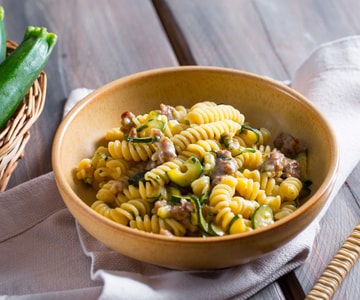 Macarrão com abobrinha frita e linguiça