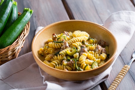 Macarrão com abobrinha frita e linguiça