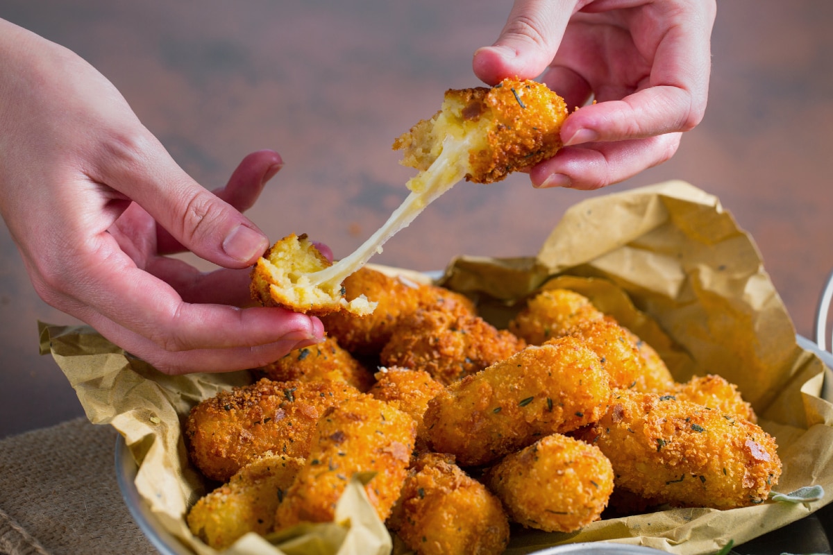 Croquetes de batata com coração derretido