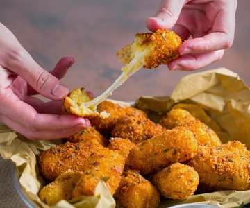 Croquetes de batata com coração derretido