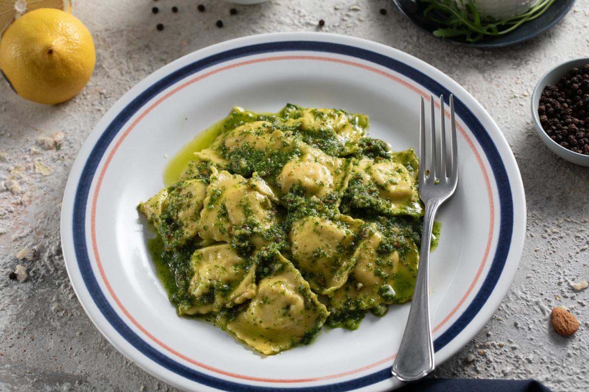 Ravioli recheados com robalo e molho de rúcula