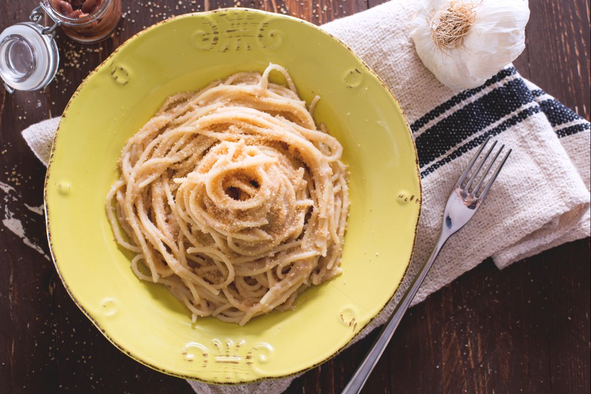 Spaghetti com anchovas e farinha de rosca