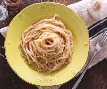 Spaghetti com anchovas e farinha de rosca