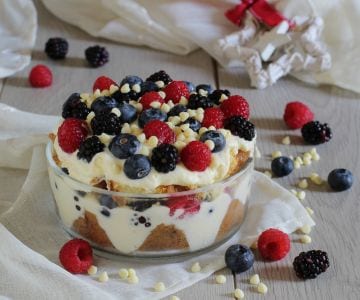 Tiramisù de pandoro e frutas vermelhas