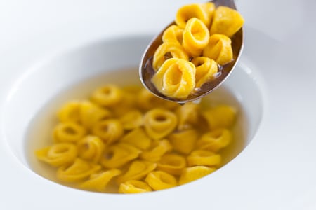 Tortellini em caldo