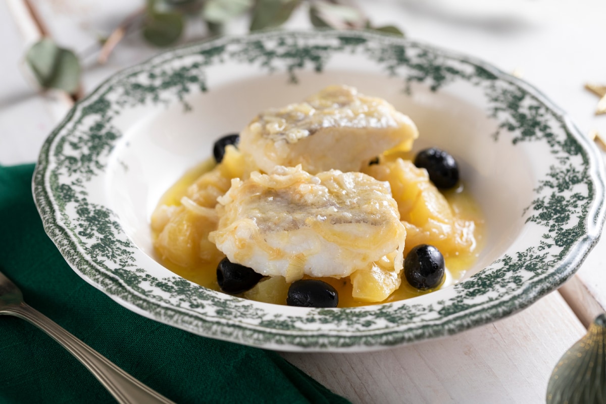 Bacalhau com batatas e azeitonas