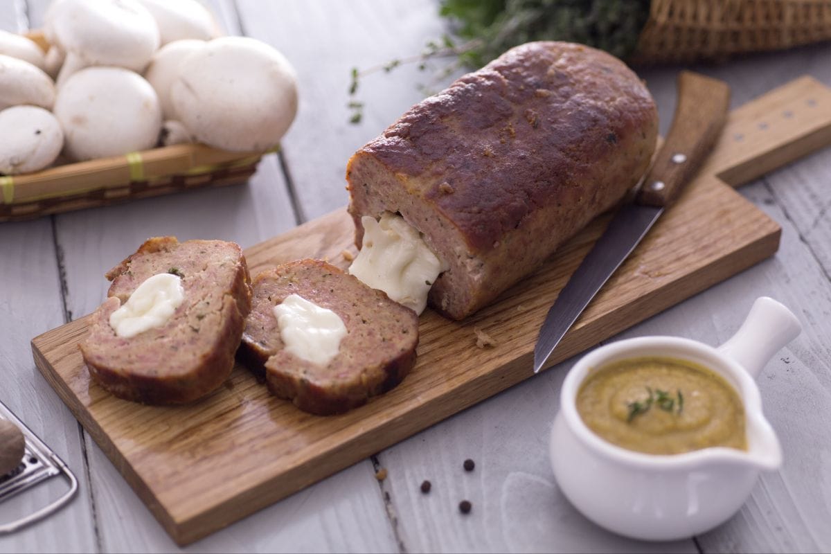 Rocambole de carne com coração de queijo scamorza