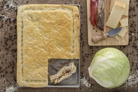 Focaccia recheada com repolho e speck