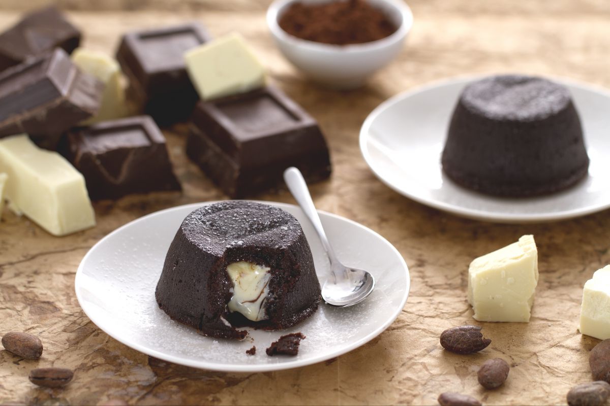 Bolinho de chocolate com coração de chocolate branco