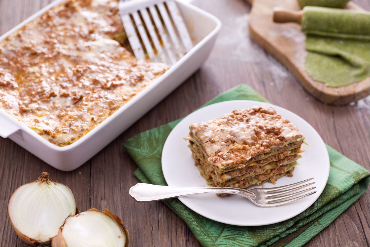 Lasanha verde com ragu à bolonhesa