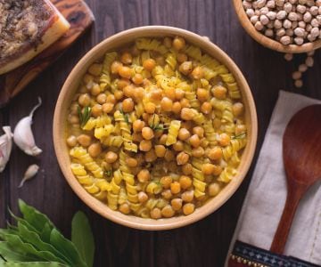 Pasta em sopa de grão-de-bico, louro e alho roxo