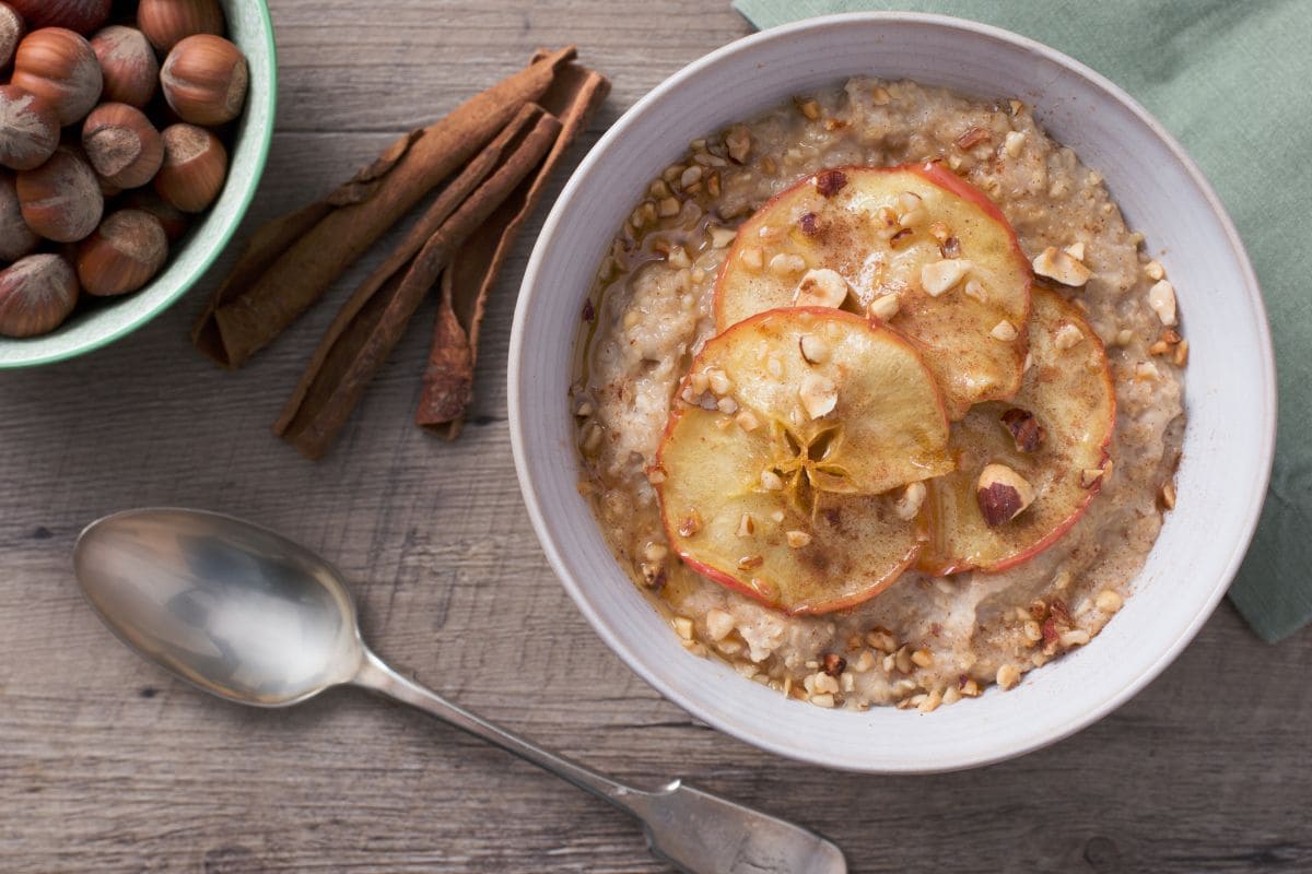 Porridge de maçã e avelãs