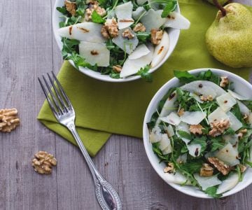 Salada de rúcula, peras, queijo grana e nozes