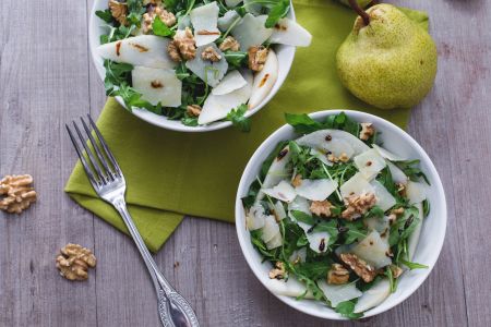 Salada de rúcula, peras, queijo grana e nozes