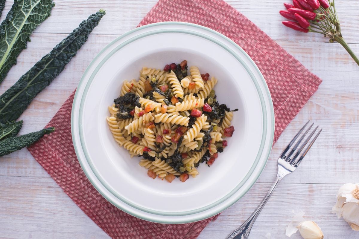 Fusilli com couve negra e bacon