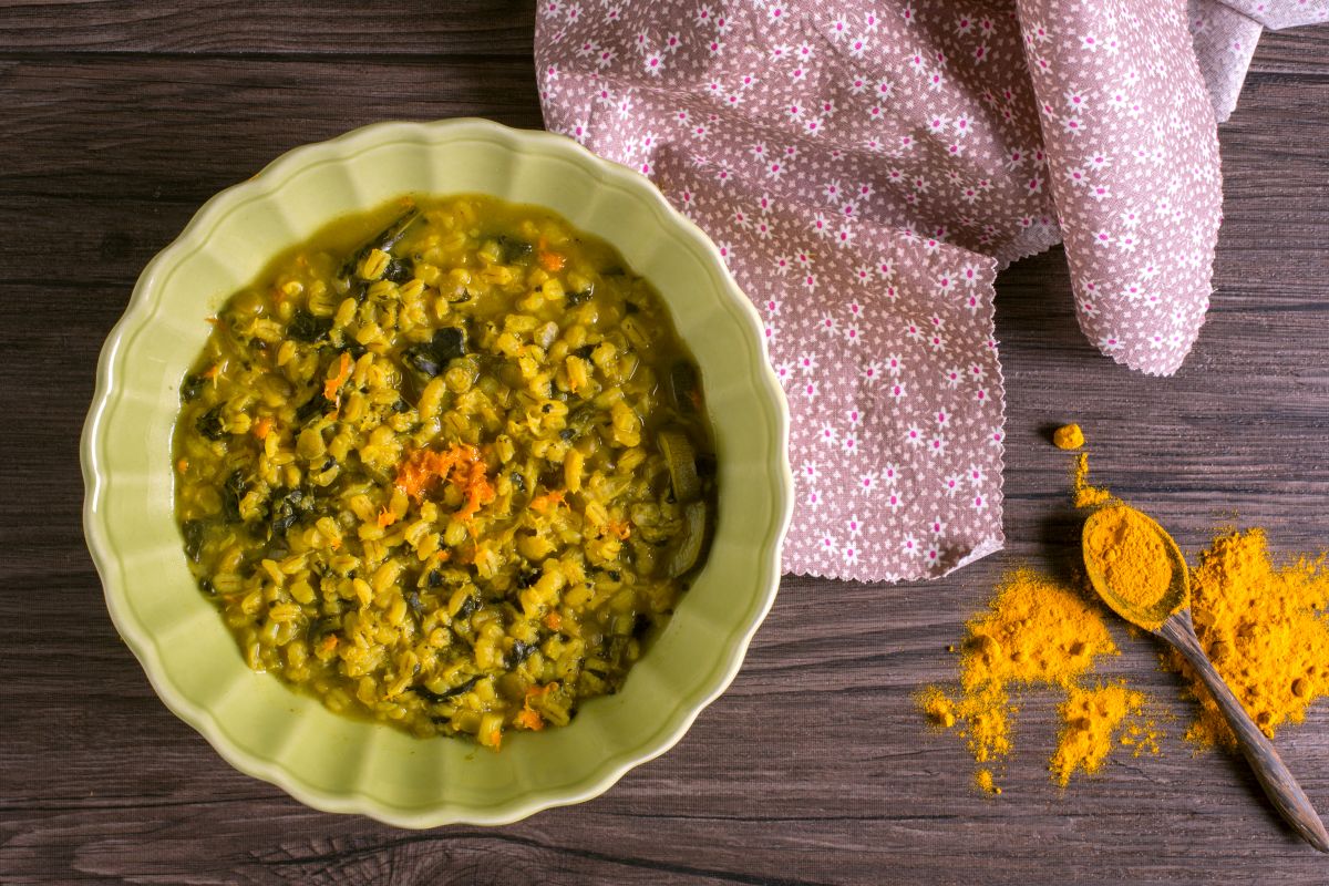 Sopa de cevada, legumes e cúrcuma