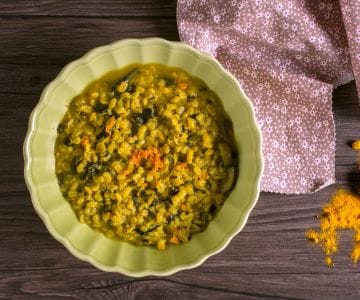 Sopa de cevada, legumes e cúrcuma