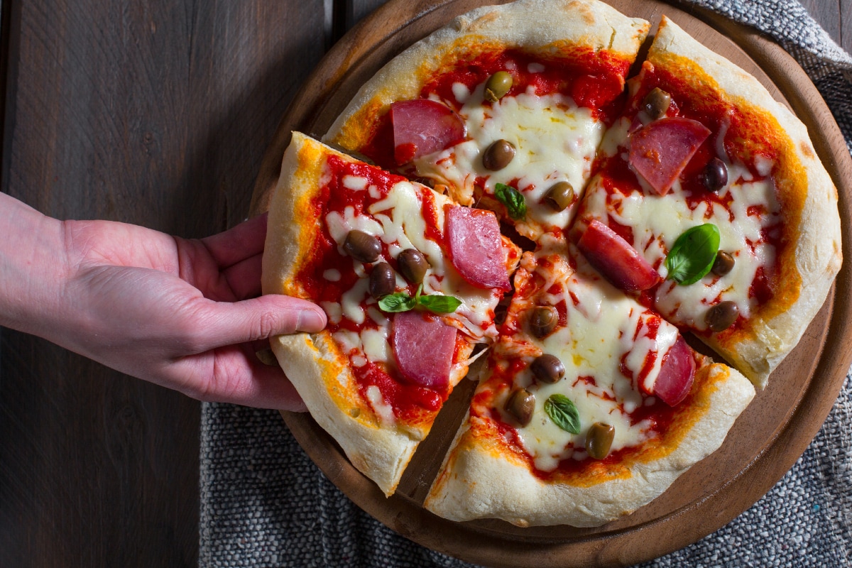 Pizza com salame e azeitonas