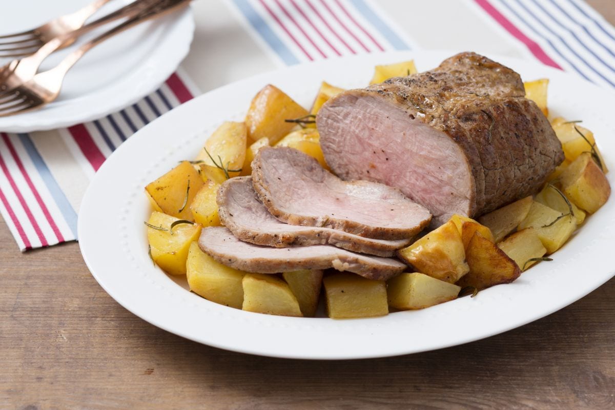 Assado de vitela no forno com batatas