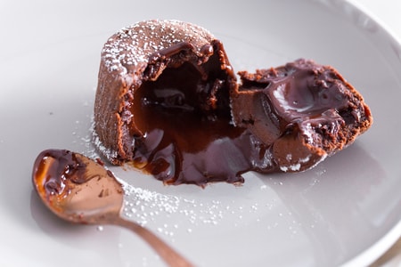 Bolinho de chocolate com coração cremoso