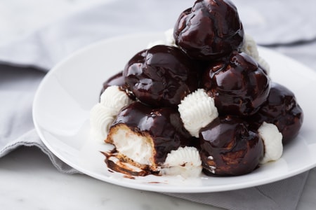 Profiteroles de chocolate